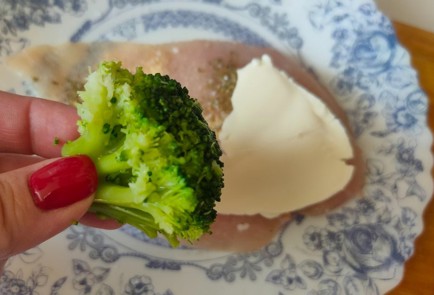 Фото шага рецепта Куриные конвертики с брокколи и сыром 187014 шаг 7  