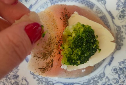 Фото шага рецепта Куриные конвертики с брокколи и сыром 187014 шаг 8  