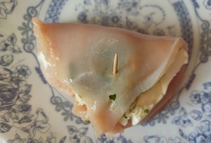 Фото шага рецепта Куриные конвертики с брокколи и сыром 187014 шаг 9  