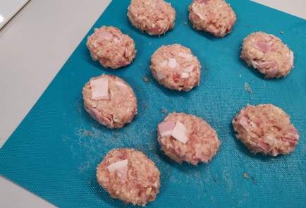 Фото шага рецепта Куриные котлеты с беконом 175539 шаг 11  