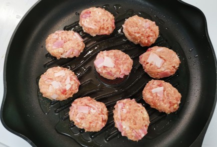 Фото шага рецепта Куриные котлеты с беконом 175539 шаг 12  