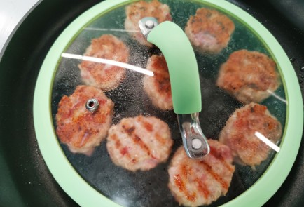 Фото шага рецепта Куриные котлеты с беконом 175539 шаг 14  