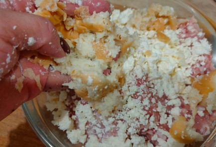 Фото шага рецепта Куриные котлеты с фетой грибами и маринованными огурцами 187882 шаг 4  