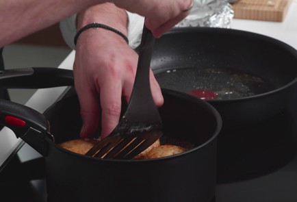 Фото шага рецепта Куриные котлеты с гречкой поцарски 187844 шаг 11