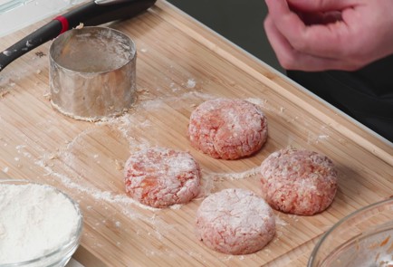 Фото шага рецепта Куриные котлеты с гречкой поцарски 187844 шаг 7