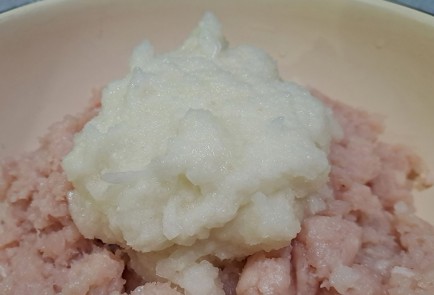 Фото шага рецепта Куриные котлеты в духовке с гречкой 189514 шаг 4  