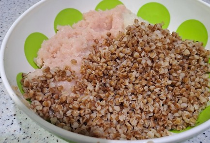 Фото шага рецепта Куриные котлеты в духовке с гречкой 189514 шаг 5  