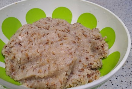 Фото шага рецепта Куриные котлеты в духовке с гречкой 189514 шаг 6  