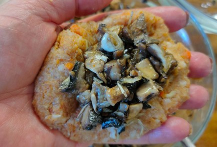 Фото шага рецепта Куриные котлеты с грибами 189254 шаг 16  