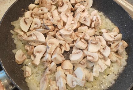 Фото шага рецепта Куриные котлеты с кабачком и шампиньонами 175140 шаг 10  