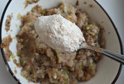 Фото шага рецепта Куриные котлеты с кабачком и шампиньонами 175140 шаг 13  