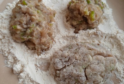 Фото шага рецепта Куриные котлеты с кабачком и шампиньонами 175140 шаг 14  