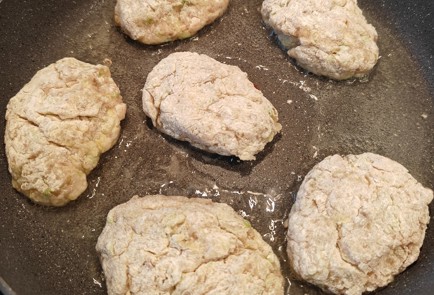 Фото шага рецепта Куриные котлеты с кабачком и шампиньонами 175140 шаг 15  