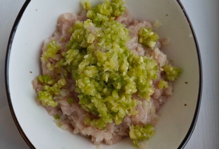 Фото шага рецепта Куриные котлеты с кабачком и шампиньонами 175140 шаг 2  