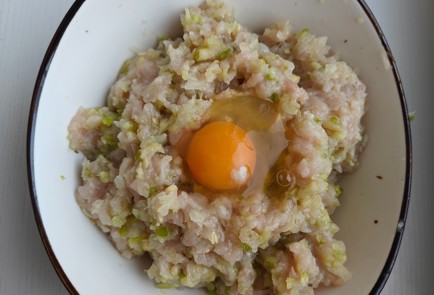 Фото шага рецепта Куриные котлеты с кабачком и шампиньонами 175140 шаг 3  