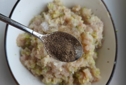 Фото шага рецепта Куриные котлеты с кабачком и шампиньонами 175140 шаг 4  