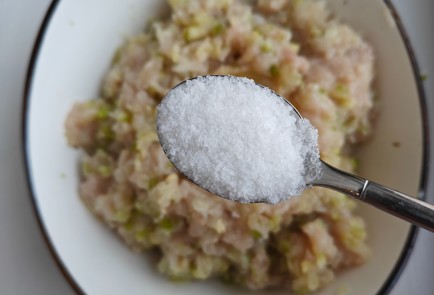 Фото шага рецепта Куриные котлеты с кабачком и шампиньонами 175140 шаг 5  