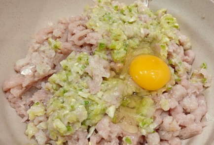 Фото шага рецепта Куриные котлеты с кабачком и творожным сыром 190954 шаг 4  