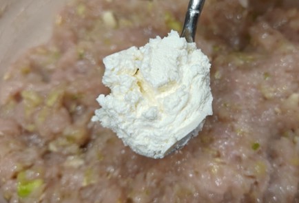 Фото шага рецепта Куриные котлеты с кабачком и творожным сыром 190954 шаг 5  