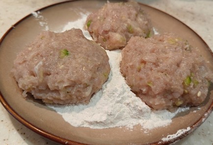 Фото шага рецепта Куриные котлеты с кабачком и творожным сыром 190954 шаг 7  