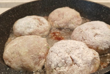 Фото шага рецепта Куриные котлеты с кабачком и творожным сыром 190954 шаг 8  