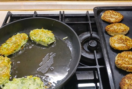 Фото шага рецепта Куриные котлеты с кабачком и укропом 186800 шаг 9  