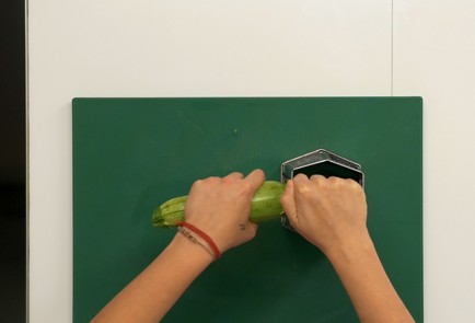 Фото шага рецепта Куриные котлеты с кабачком и зеленым горошком 137471 шаг 1  