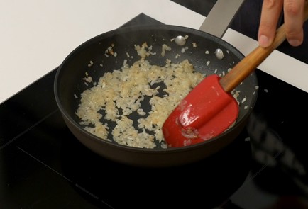 Фото шага рецепта Куриные котлеты с кабачком и зеленым горошком 137471 шаг 2  