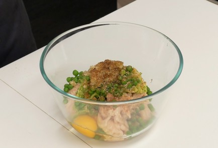 Фото шага рецепта Куриные котлеты с кабачком и зеленым горошком 137471 шаг 3  