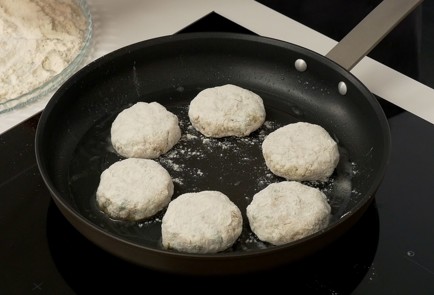 Фото шага рецепта Куриные котлеты с кабачком и зеленым горошком 137471 шаг 4  