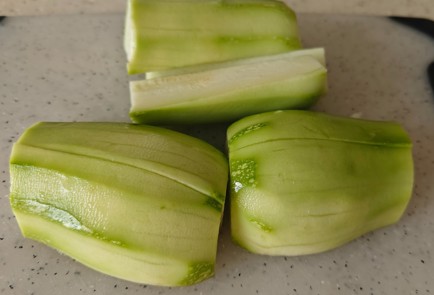 Фото шага рецепта Куриные котлеты в духовке с кабачком 190648 шаг 1  