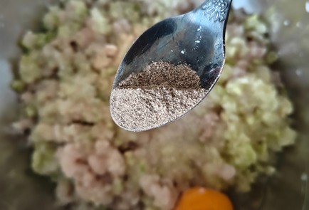 Фото шага рецепта Куриные котлеты в духовке с кабачком 190648 шаг 6  