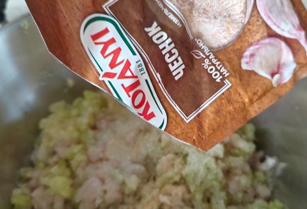 Фото шага рецепта Куриные котлеты в духовке с кабачком 190648 шаг 7  