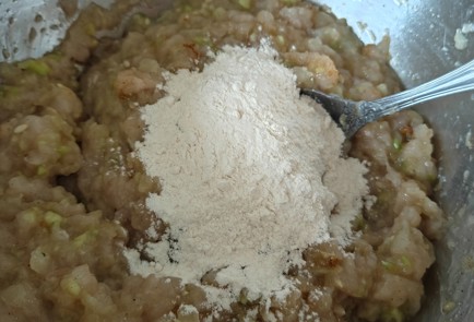 Фото шага рецепта Куриные котлеты в духовке с кабачком 190648 шаг 8  