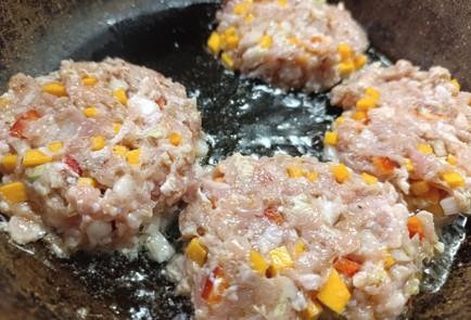 Фото шага рецепта Котлеты из куриного фарша с овощами 190948 шаг 16