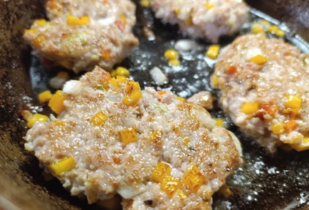 Фото шага рецепта Котлеты из куриного фарша с овощами 190948 шаг 17