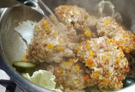 Фото шага рецепта Котлеты из куриного фарша с овощами 190948 шаг 19