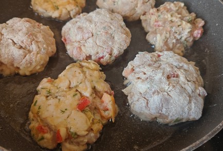 Фото шага рецепта Куриные котлеты с помидором и сыром 189078 шаг 11  