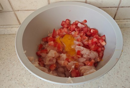 Фото шага рецепта Куриные котлеты с помидором и сыром 189078 шаг 4  