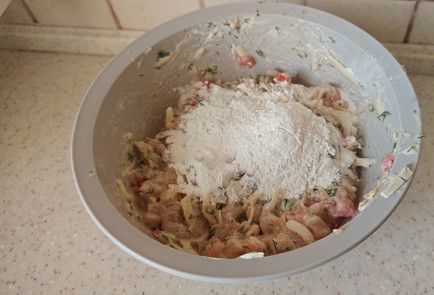 Фото шага рецепта Куриные котлеты с помидором и сыром 189078 шаг 9  