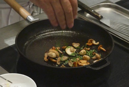 Фото шага рецепта Куриные котлеты с соусом из ряженки 174616 шаг 11