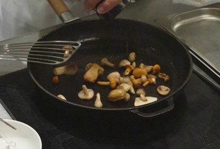 Фото шага рецепта Куриные котлеты с соусом из ряженки 174616 шаг 13