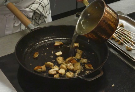 Фото шага рецепта Куриные котлеты с соусом из ряженки 174616 шаг 14