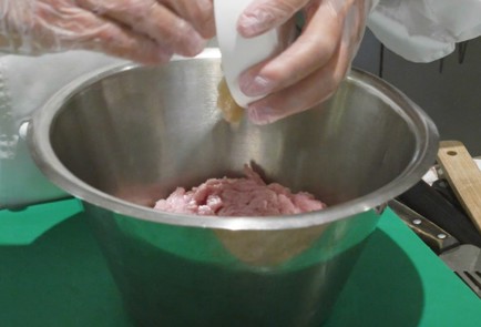 Фото шага рецепта Куриные котлеты с соусом из ряженки 174616 шаг 2