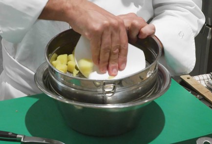 Фото шага рецепта Куриные котлеты с соусом из ряженки 174616 шаг 4