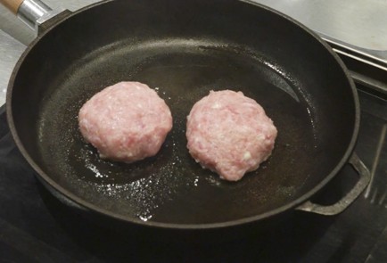 Фото шага рецепта Куриные котлеты с соусом из ряженки 174616 шаг 9