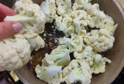 Фото шага рецепта Куриные котлеты с сыром специями и гарниром из цветной капусты 175479 шаг 12