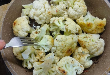 Фото шага рецепта Куриные котлеты с сыром специями и гарниром из цветной капусты 175479 шаг 14