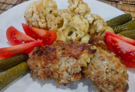 Фото шага рецепта Куриные котлеты с сыром специями и гарниром из цветной капусты 175479 шаг 15