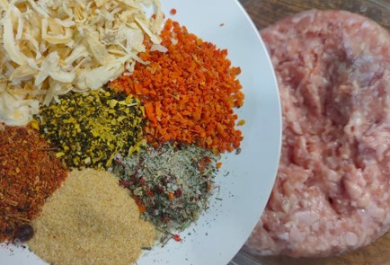 Фото шага рецепта Куриные котлеты с сыром специями и гарниром из цветной капусты 175479 шаг 3